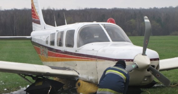 Awaryjne lądowanie małego samolotu na lotnisku "Muchowiec" w Katowicach. W samolocie nie wysunęło się podwozie i pilot musiał lądować bez kół na trawiastym lądowisku. Na pokładzie było 5 osób. Nikomu nic się nie stało.