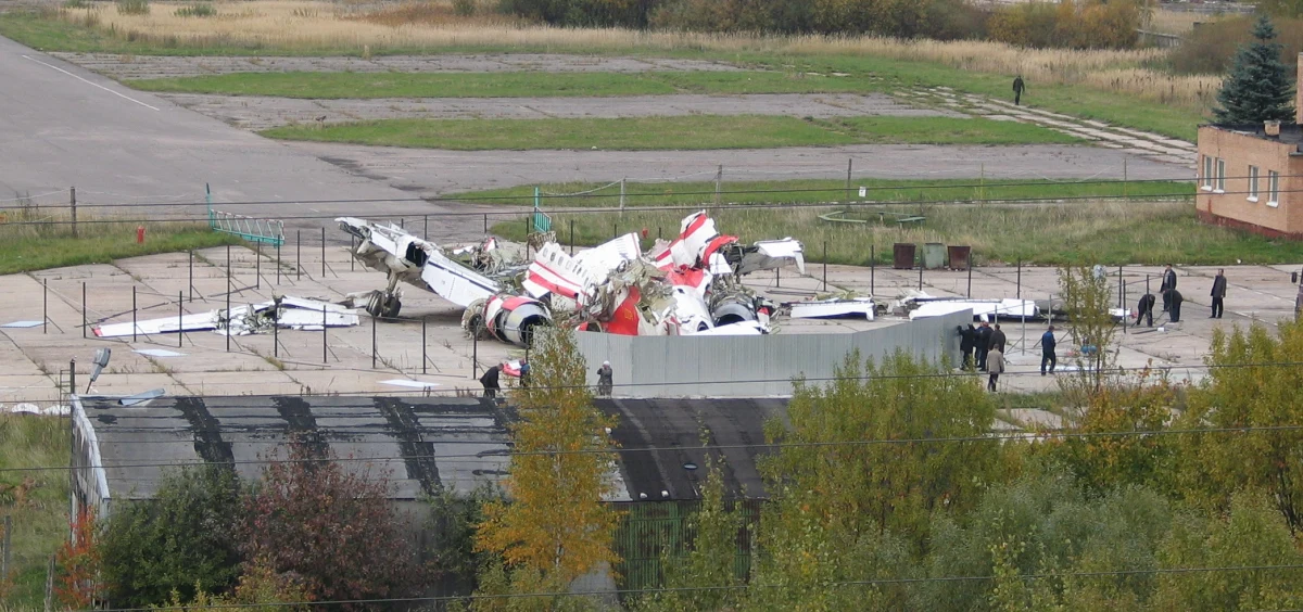 Rodziny ofiar katastrofy TU-154M, które przyjadą jutro do Smoleńska, będą mogły podejść do wraku samolotu. Roztrzaskane fragmenty maszyny zostaną częściowo odsłonięte - poinformował rzecznik gubernatora obwodu smoleńskiego Andriej Jewsiejenkow. Rodzinom nie będą jednak mogli towarzyszyć dziennikarze ani osoby postronne.