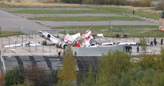 Rodziny ofiar katastrofy TU-154M, które przyjadą jutro do Smoleńska, będą mogły podejść do wraku samolotu. Roztrzaskane fragmenty maszyny zostaną częściowo odsłonięte - poinformował rzecznik gubernatora obwodu smoleńskiego Andriej Jewsiejenkow. Rodzinom nie będą jednak mogli towarzyszyć dziennikarze ani osoby postronne.