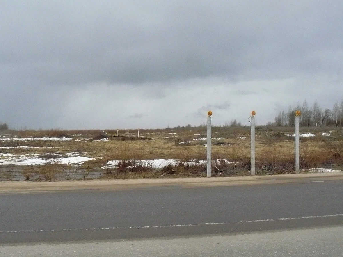 To nie władze Smoleńska zdecydowały o wycięciu wszystkich drzew i krzewów na miejscu katastrofy polskiego Tu-154 - dowiedział się nasz korespondent Przemysław Marzec. O wycince zdecydowało wojsko. Jak już informowali nasi wysłannicy do Smoleńska, miejsce katastrofy zamieniło się w podmokłe grzęzawisko.