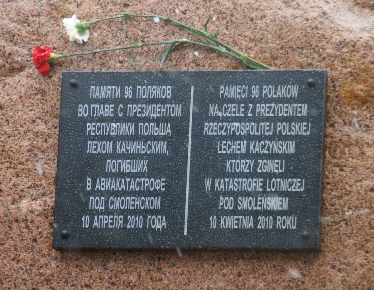 "Nasi dyplomaci dostrzegli zmianę dzisiaj rano. Wystąpiliśmy do Rosjan z prośbą o wyjaśnienia. Przekazano nam, iż strona rosyjska wymieniła tablicę z dwóch powodów" - powiedział Marcin Bosacki w rozmowie z dziennikarką RMF FM. Przed uroczystościami w Smoleńsku Rosjanie wymienili tablicę na kamieniu upamiętniającym ofiary katastrofy Tu-154 - poinformowali pierwsi dziennikarze RMF FM obecni na miejscu.