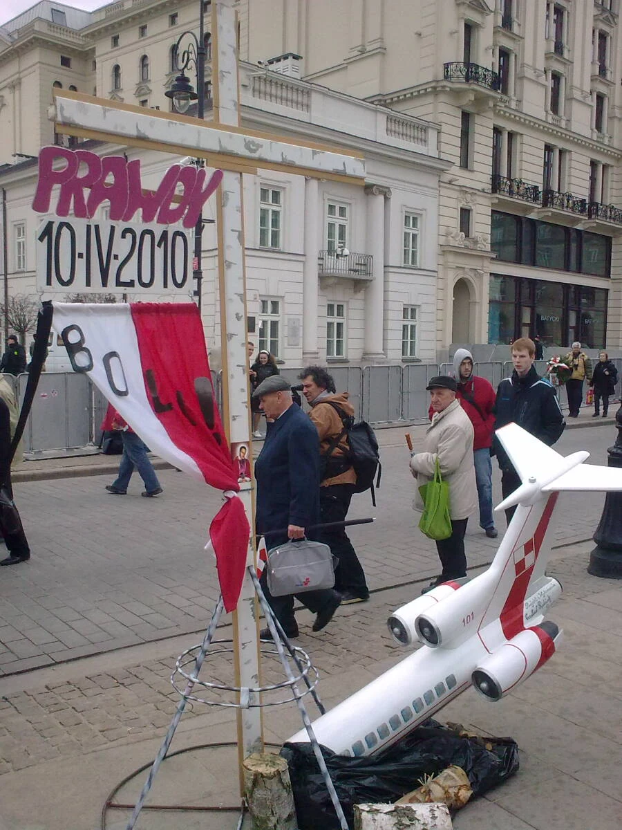Od rana przed Pałacem Prezydenckim zgromadzą się ludzie. Mają ze sobą flagi narodowe przepasane kirem, krzyże, pojawił się też model rozbitego prezydenckiego samolotu. Otoczenia Pałacu pilnuje policja i straż miejska.