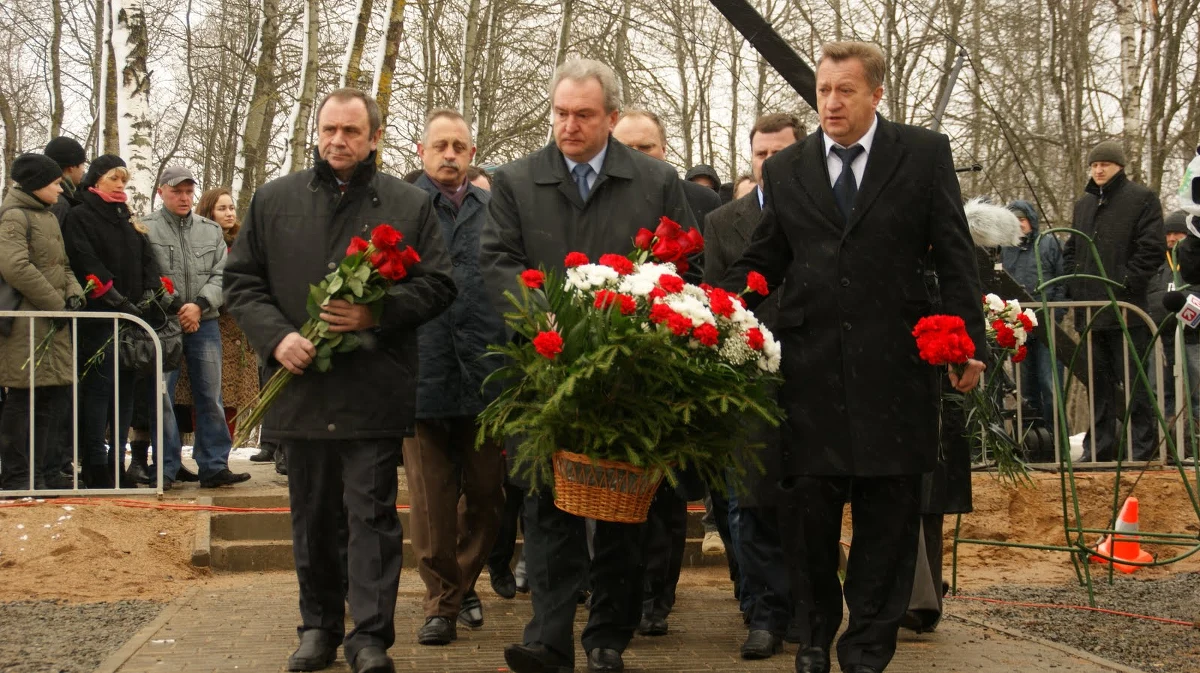 Decyzja w sprawie tablicy na kamieniu upamiętniającym katastrofę polskiego Tu-154M zapadła już w grudniu 2010 roku, a podjął ją mer Smoleńska - przyznał w rozmowie z dziennikarzami gubernator obwodu smoleńskiego Siergiej Antufjew. Jak dodał, reakcja w Polsce na zamianę tablicy jest dla niego zaskoczeniem.