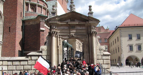 Od samego rana tłumy odwiedzają kryptę Katedry na Wawelu, w której spoczywają Lecha i Maria Kaczyńscy, by rok po katastrofie smoleńskiej oddać hołd parze prezydenckiej. Odwiedzający zostawiają przed wejściem kwiaty i znicze. Krypta będzie otwarta do 19.