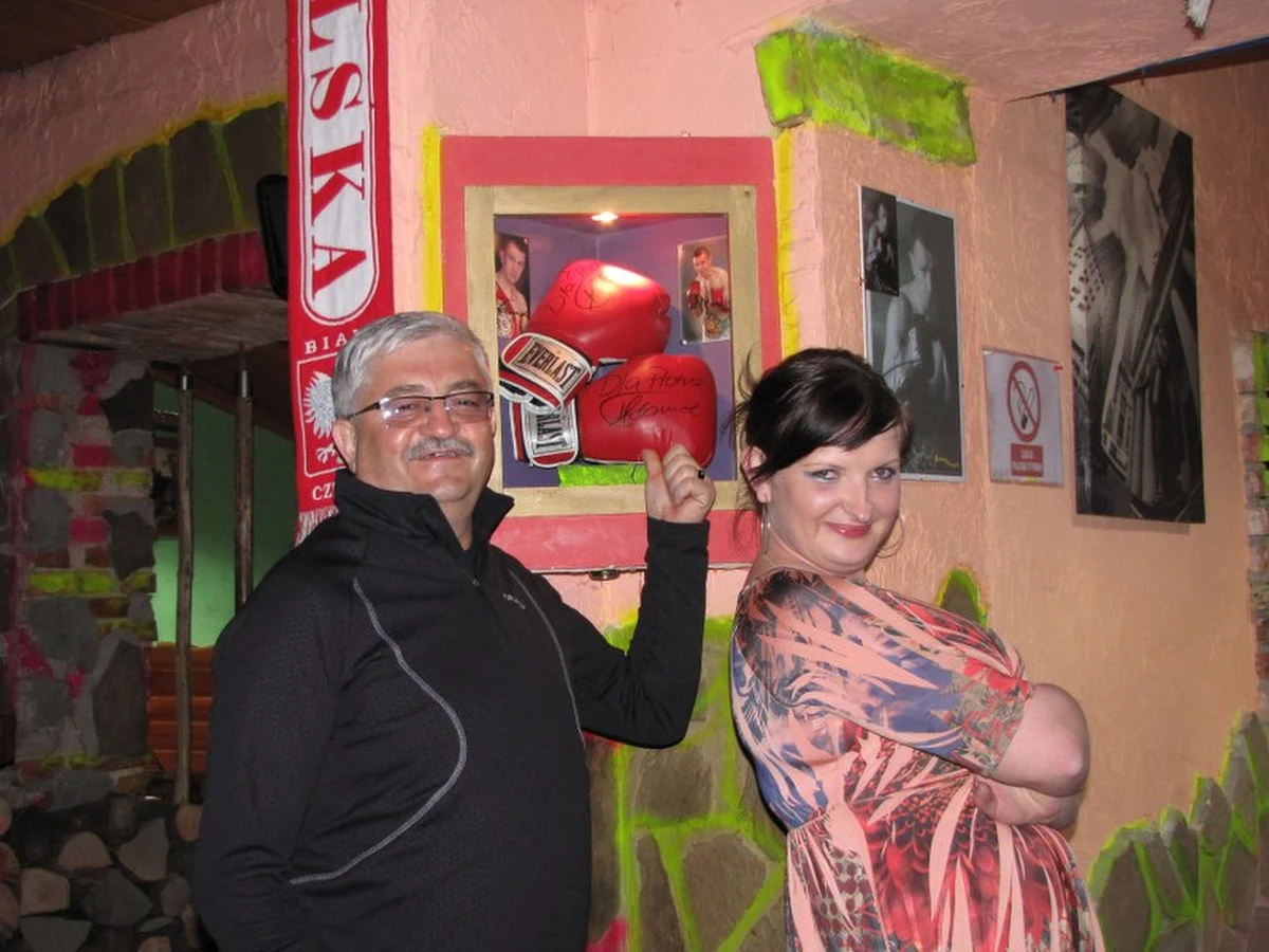 Tomasz Adamek coraz bliżej tytułu mistrza świata w wadze ciężkiej. W niedzielę nad ranem jednogłośnie na punkty pokonał Kevina McBrida. Za pięć miesięcy jego kolejnym rywalem będzie któryś z braci Kliczko. Kciuki za "Górala" ściskają całe jego rodzinne Gilowice. Jego młodsza siostra Sylwia ogląda każdą walkę i wierzy w to, ze Tomasz będzie mistrzem świata.