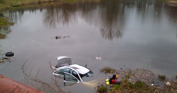 Strażacy wyciągnęli już  samochód, który wpadł do Jeziora Powsinkowskiego w Warszawie. W środku była tylko jedna osoba. Nieprzytomny mężczyzna został odwieziony do szpitala. 
