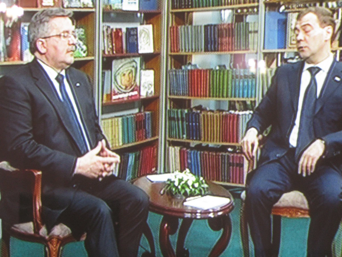 Kilka minut po 12 za zamkniętymi drzwiami biblioteki w Smoleńsku rozpoczęły się rozmowy prezydentów Polski i Rosji - Bronisława Komorowskiego i Dmitrija Miedwiediewa. Obaj prezydenci mają m.in. ogłosić oficjalnie decyzję o rozpisaniu konkursu na pomnik ofiar katastrofy smoleńskiej, który stanie w miejscu tragedii.