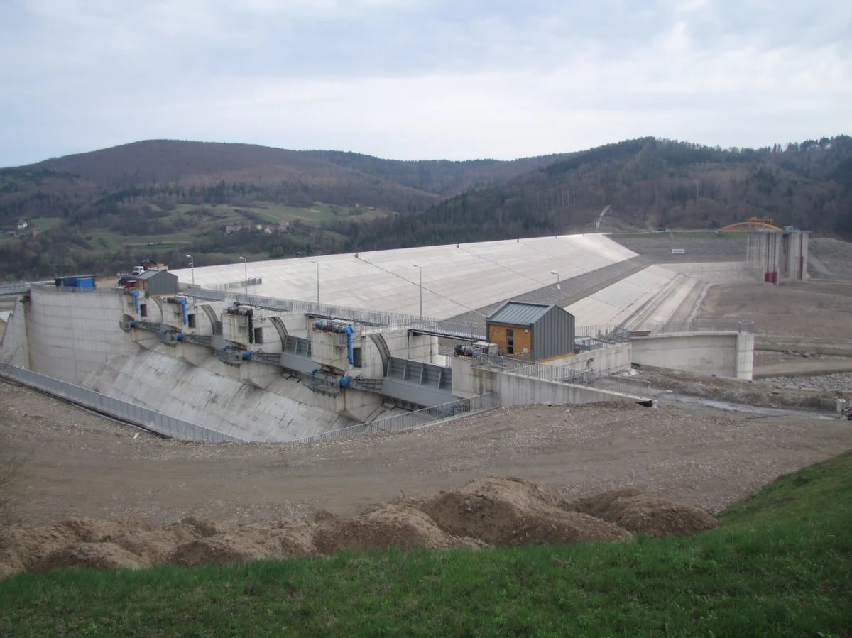 Ponad dziesięć rodzin nie może się wyprowadzić z terenu budowy zbiornika przeciwpowodziowego w Świnnej Porębie w Małopolsce. Zrobiliby to już dawno, ale zabrakło pieniędzy na wykup ich domów. Funduszy nie ma, ponieważ od początku roku na konto budowy zbiornika nie wpłynęła ani jedna złotówka, choć rząd obiecał 325 milionów złotych.