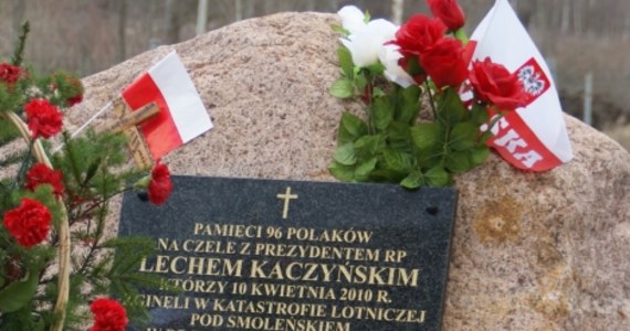 Pamiątkowa tablica usunięta z miejsca tragedii w Smoleńsku została przekazana polskiemu konsulowi. Tablica wisiała na kamieniu upamiętniającym ofiary katastrofy Tu-154M. Po przewiezieniu do Moskwy tablica zostanie niezwłocznie przesłana do Warszawy.