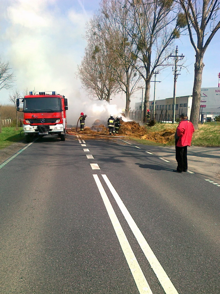Na drodze S5 w miejscowości Kowalewo koło Szubina zapaliła się ciężarówka przewożąca słomę. Droga jest zablokowana. Strażacy gaszą pożar. Informację i zdjęcia otrzymaliśmy na Gorącą Linię RMF FM od pana Tomka.