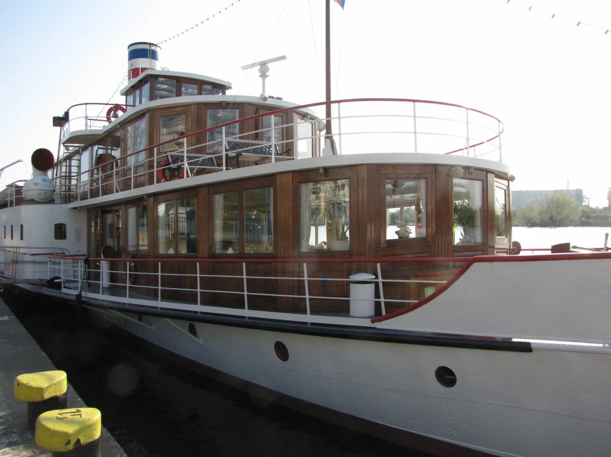 Dziś ostatnia szansa, by zobaczyć kołowy parowiec "Freya", który cumuje w szczecińskim porcie. Jutro parowiec wyruszy do Świnoujścia a potem do macierzystego portu w Kilonii. Poczciwy staruszek 21 kwietnia skończy 106 lat. Niemiecka jednostka liczy ponad 51 metrów długości i 11 metrów szerokości. Może zabrać na pokład 220 pasażerów. Statek osiąga prędkość 8,5 węzła.