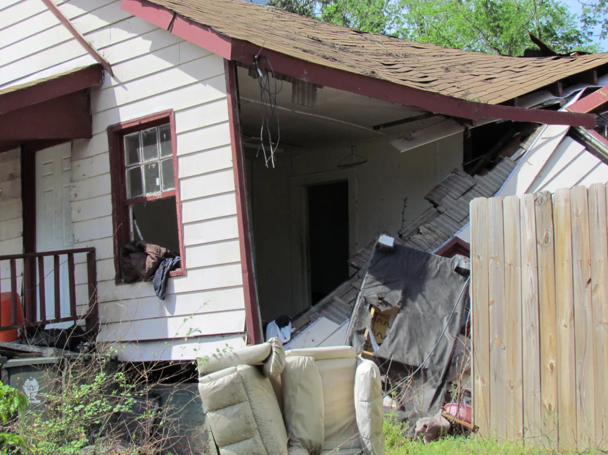 Szeroki na kilkaset metrów pas zniszczeń przechodzący przez środek ponad 400-tysięcznego miasta. To efekt potężnego tornada, które przetoczyło się przez Raleigh w Karolinie Północnej - miejscowość, w której jest korespondent RMF FM. Dwa dni po tym, jak kilka rejonów USA według meteorologów nawiedziło w sumie ponad 230 tornad, ludzie, którzy uciekli przed żywiołem wracają do swoich domów. Często nie mają do czego.