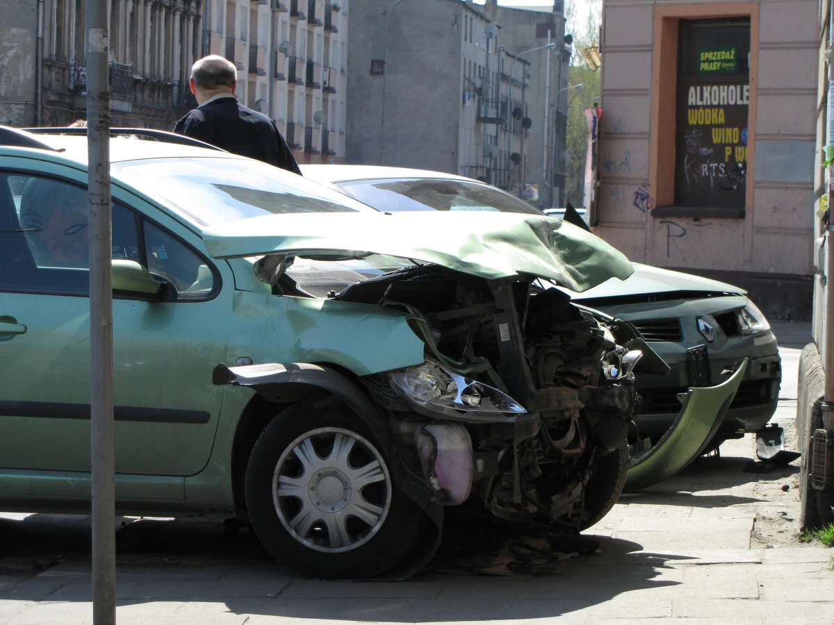 Poważne utrudnienia w Łodzi na wysokości skrzyżowania ulic: Tuwima, Tramwajowej i Wysokiej. Kierowca samochodu osobowego zignorował znak STOP i zderzył się z drugim autem.