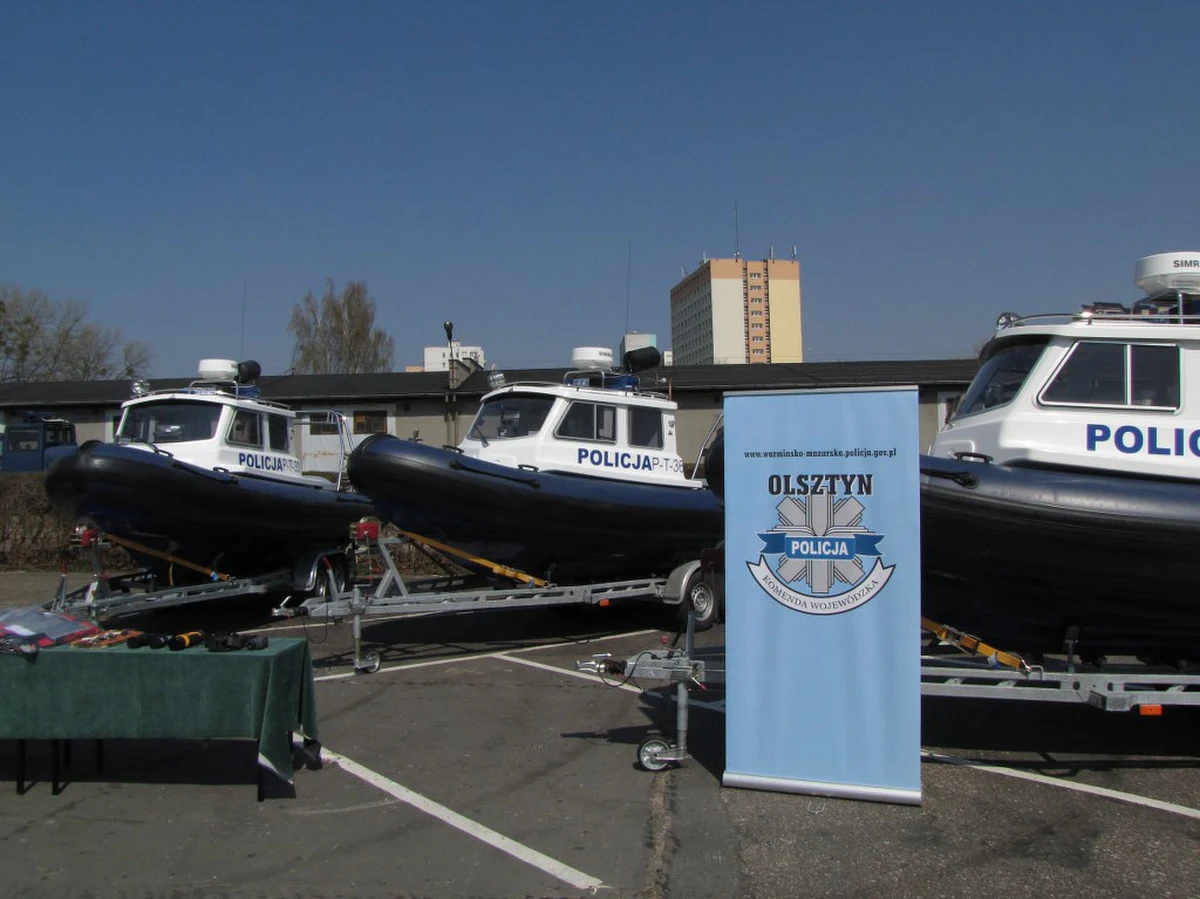 Teraz zatrzymają nawet wyciek ropy. Policjanci z Mazur dostali pięć nowoczesnych łodzi wartych ponad milion trzysta tysięcy złotych. Jednostki będą wodowane na jeziorach w okolicach Węgorzewa, Girzycka, Pisza, Iławy i Mikołajek. Zakup sfinansował Narodowy Fundusz Ochrony Środowiska, bo łodzie przydadzą się nie tylko do poszukiwania przestępców i zaginionych turystów.