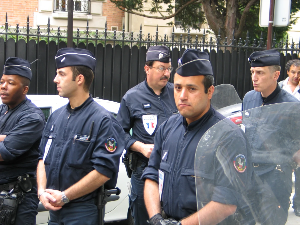 Koniec z winem i piwem dla funkcjonariuszy policyjnych jednostek szturmowych we Francji. Po ujawnieniu przez media zdjęć policjantów pijących piwo przed demonstracjami licealistów, które zakończyły się ulicznymi starciami, szef MSW zakazał picia alkoholu na służbie. Decyzja ta wywołała gwałtowne protesty.