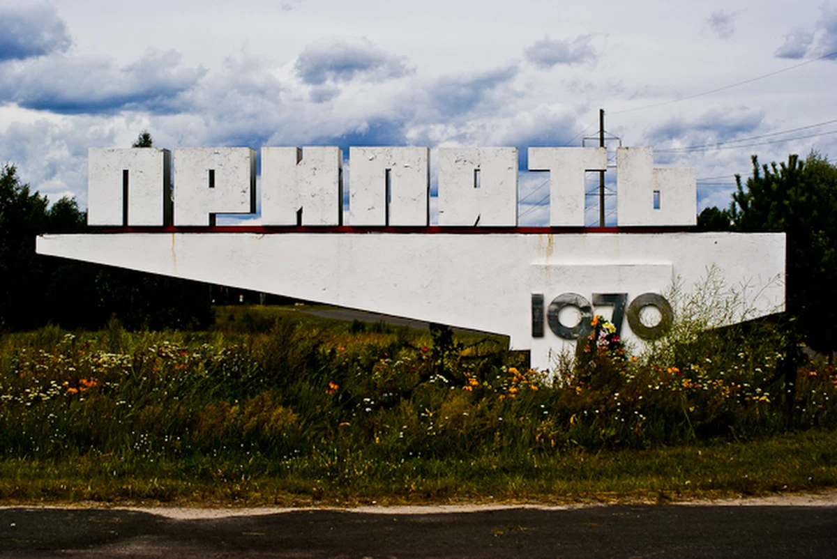 25 kwietnia 1986 w czwartym bloku czarnobylskiej elektrowni jądrowej rozpoczęto przygotowania do eksperymentu, który miał wykazać, czy w przypadku poważnej awarii, reaktor wytrzyma wystarczająco długo, by mogły zadziałać dodatkowe systemy bezpieczeństwa. Ze względu na wady konstrukcyjne, okazało się to jednak niemożliwe.