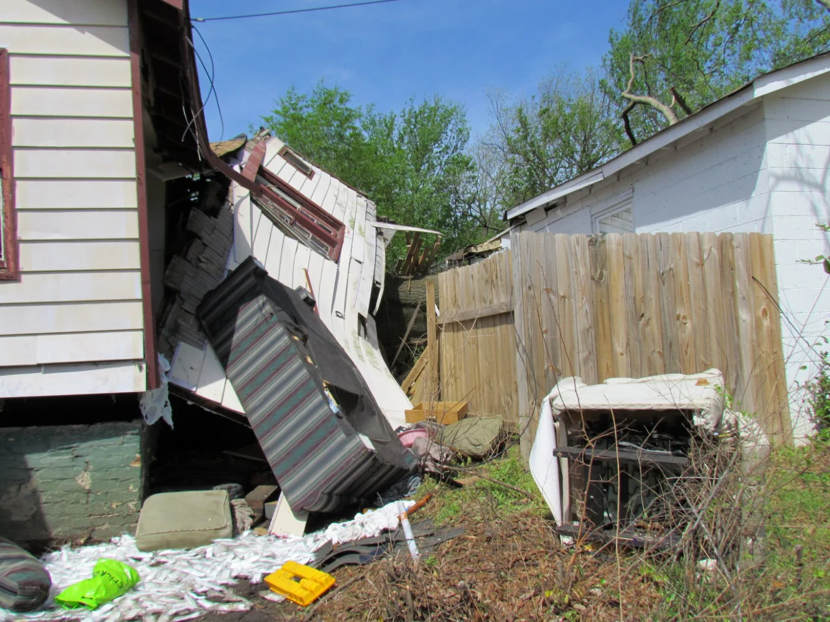 Potężny front burzowy przeszedł wzdłuż rzeki Missisipi przez kilka amerykańskich stanów - poinformowała telewizja CNN. W sumie odnotowano 29 tornad, które niszczyły domy i przewracały drzewa. Na razie nie ma informacji o zabitych, czy rannych.