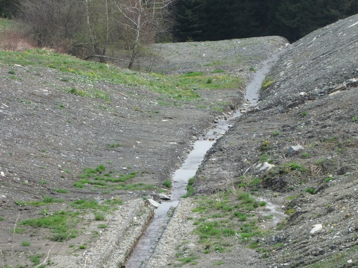 Górale z Podbeskidzia wypowiadają wojnę Generalnej Dyrekcji Dróg Krajowych i Autostrad. Chodzi o drogę ekspresową S-69 z Milówki do Zwardonia, która zdaniem mieszkańców jest źle zrobiona. W przygotowaniu jest już pozew zbiorowy przeciwko dyrekcji. Dodatkowo mieszkańcy zapowiadają okupację siedziby śląskiej GDDKiA. Chcą także odwołania dyrektorki oddziału. GDDKiA odpiera zarzuty. Wykonawca drogi S69 nie popełnił żadnego błędu - twierdzi.