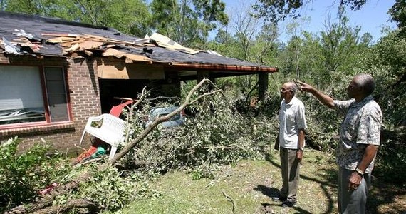 Aż 128 osób zginęło w stanie Alabama w wyniku burz, towarzyszących im tornad oraz powodzi. Podczas gwałtownych nawałnic, które przeszły od stanu Teksas po Tennessee, wiatr przewracał samochody i łamał słupy energetyczne. Część mieszkańców została uwięziona w swoich domach.