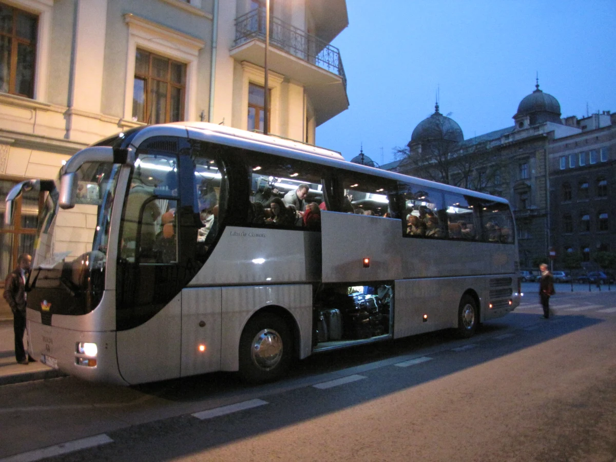 Dla autokarów, którymi pielgrzymi z Polski przyjadą na beatyfikację Jana Pawła II, wyznaczono specjalny parking przy Stadionie Olimpijskim (Stadio Olimpico). Aby z niego skorzystać, należy wykupić przepustkę G (PASS G).