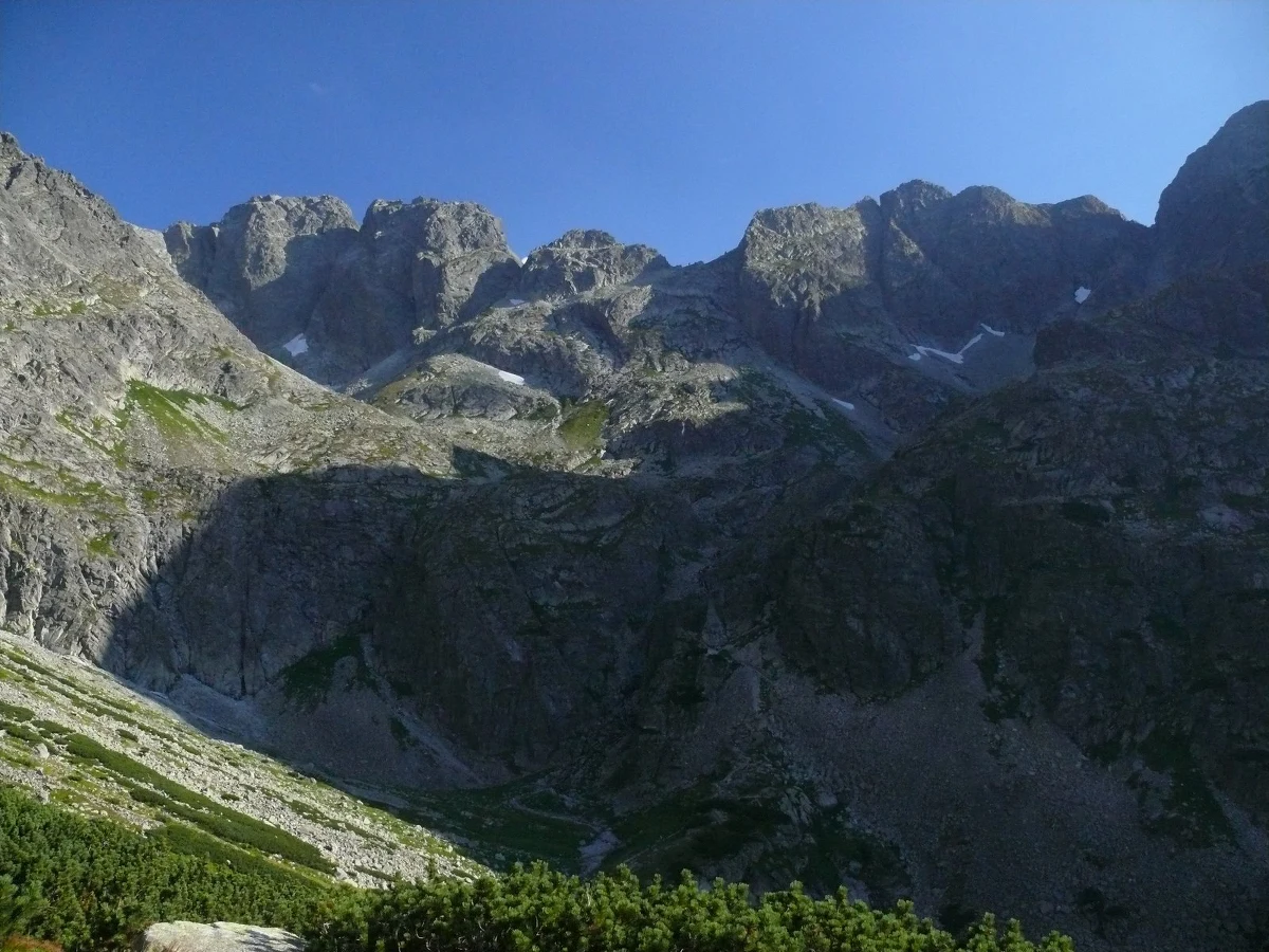 50-letni turysta z Gdańska, poszukiwany w Tatrach, został znaleziony przez policję w Zakopanem. Mężczyzna nie poinformował obsługi schroniska, że będzie nocował w Zakopanem. Policja, która ustaliła numer telefonu komórkowego poszukiwanego, cały dzień bezskutecznie próbowała się dodzwonić do turysty, który wyłączył aparat.
