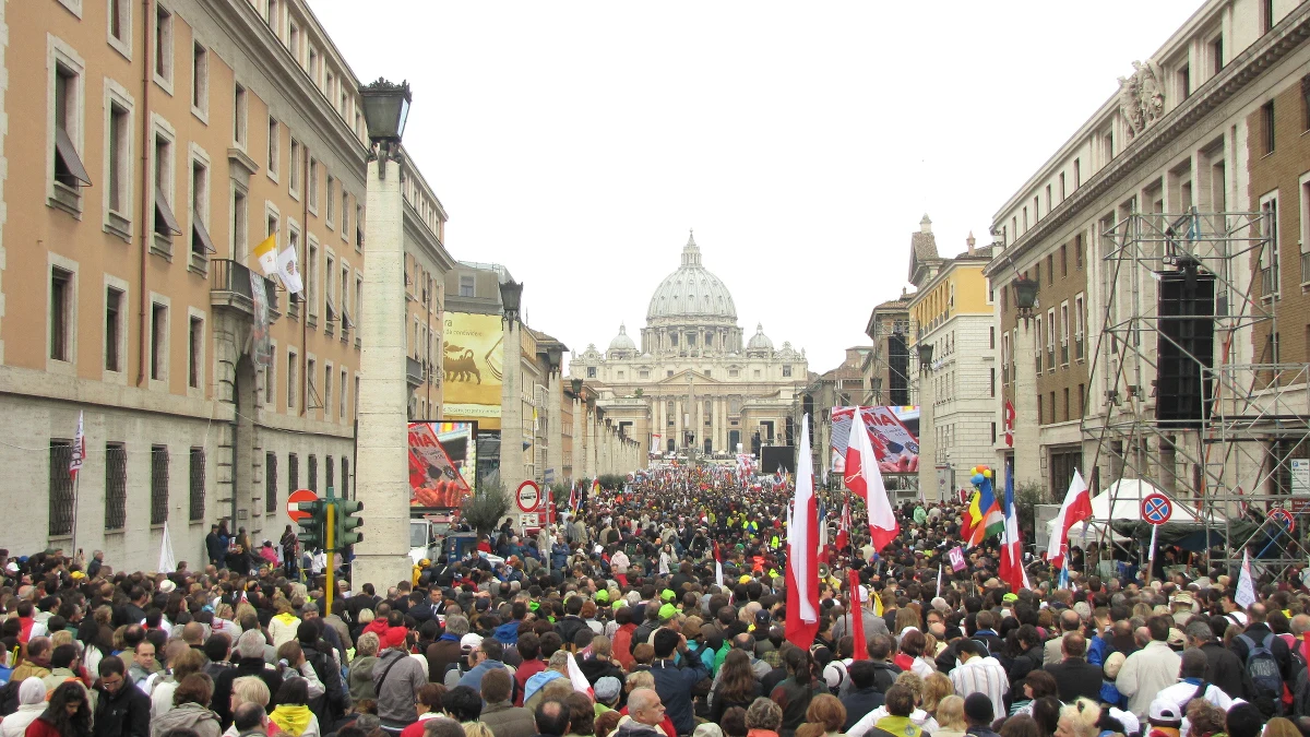 Na placu św. Piotra i w okolicy jest ponad milion wiernych - podała policja. Do sektorów przed bazyliką nie dało się wejść już ok. godz. 9. Miejscami jest tak tłoczno, że ludzie mdleją, a ekipy ratunkowe mają trudności z dotarciem do nich.