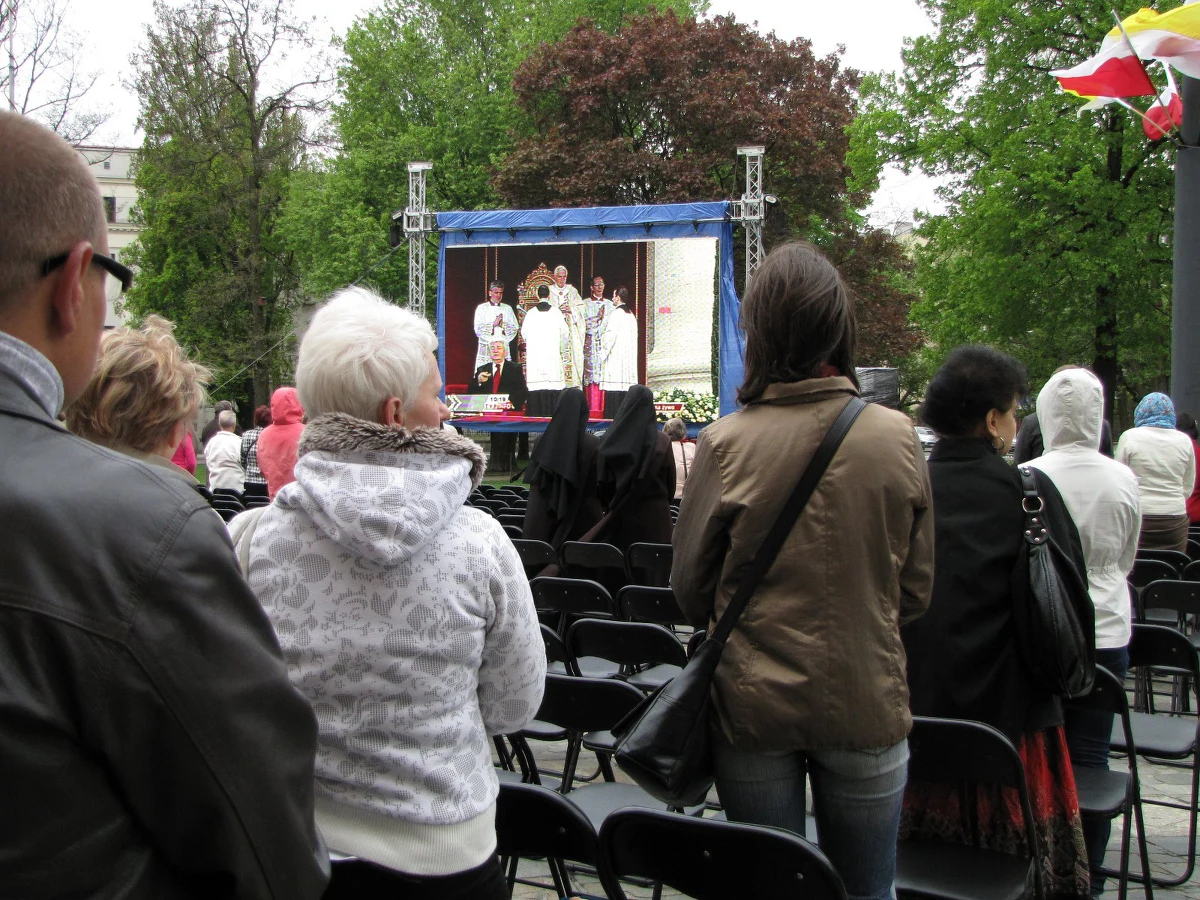 Setki wiernych zebrały się w łódzkiej archikatedrze i obok świątyni, gdzie na dwóch telebimach transmitowana była msza beatyfikacyjna Jana Pawła II. Przed pomnikiem Ojca Świętego na placu katedralnym wierni zapalili dziesiątki zniczy, składano żółte i białe kwiaty.