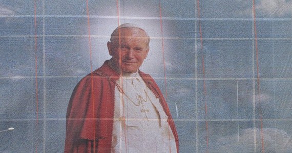 Na Świątyni Opatrzności Bożej w warszawskim Wilanowie został rozwinięty wielki portret beatyfikacyjny Jana Pawła II. Składa się ze 105 tysięcy zdjęć Polaków. Mozaika odwzorowuje obraz odsłonięty w Watykanie. Portret o rozmiarach 55 na 26 metrów, waży 600 kg i jest największy na świecie.