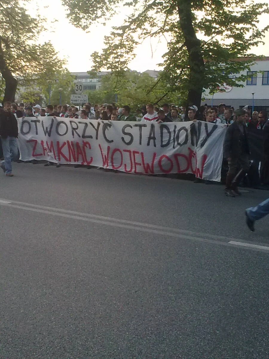 "Otworzyć stadiony, zamknąć wojewodów", "Tusk, ty matole, twój rząd obalą kibole" - takie hasła widniały na transparentach kibiców Legii, którzy wieczorem zgromadzili się przed stadionem przy ulicy Łazienkowskiej. Zgodnie z zapowiedzią wojewody mazowieckiego fani stołecznego klubu nie zostali wpuszczeni na mecz swojej drużyny z Koroną Kielce.