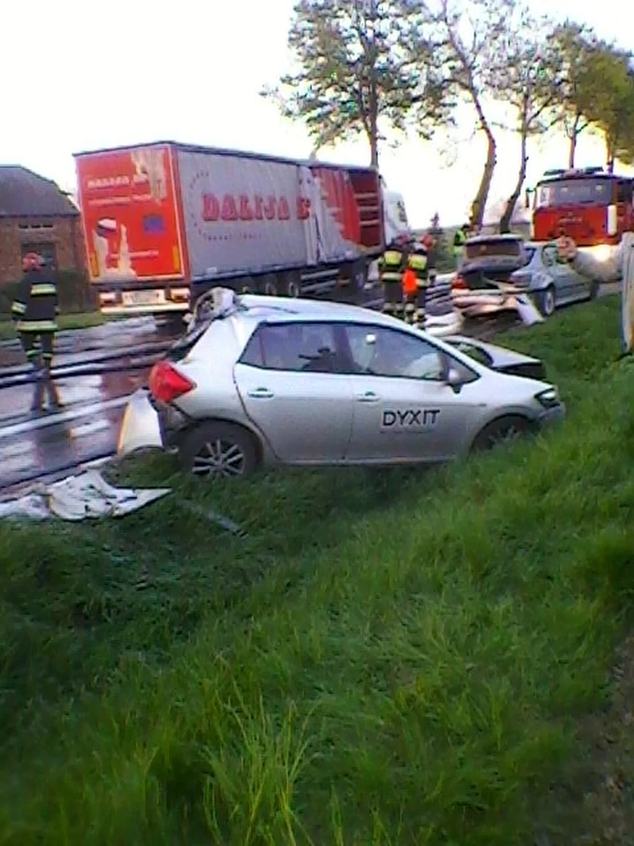 Trzy samochody osobowe, ciężarówka i bus zderzyły się w Słomnikach niedaleko Krakowa. Jak informuje reporter RMF FM Marek Balawajder, cztery osoby zostały ranne. Na Gorącą Linię RMF FM otrzymaliśmy zdjęcia od pani Magdaleny.