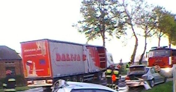 Trzy samochody osobowe, ciężarówka i bus zderzyły się w Słomnikach niedaleko Krakowa. Jak informuje reporter RMF FM Marek Balawajder, cztery osoby zostały ranne. Na Gorącą Linię RMF FM otrzymaliśmy zdjęcia od pani Magdaleny.