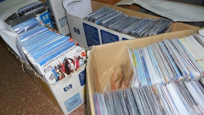 Wrocław: Handlarz pirackimi płytami w rękach celników
