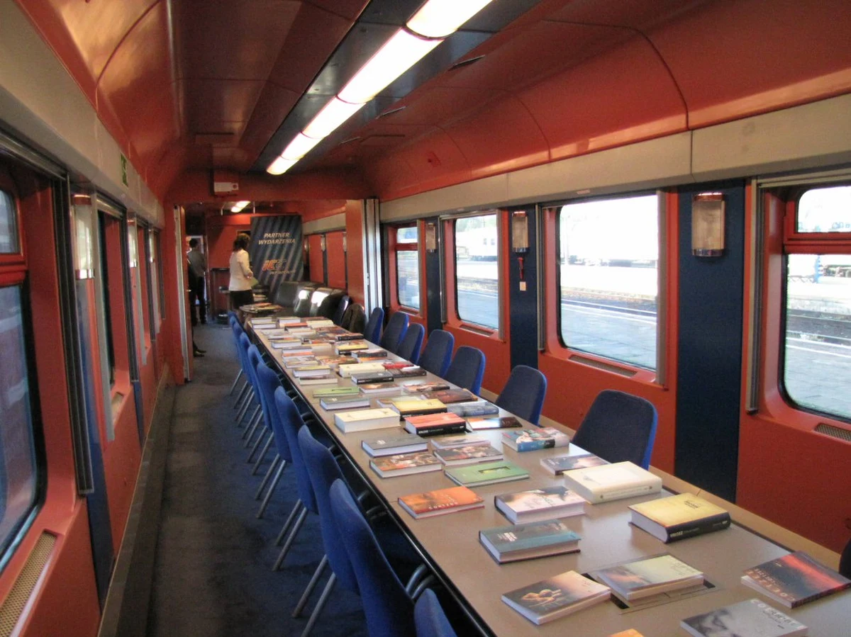 Od dzisiaj do 15 maja pasażerowie PKP Intercity podróżujący z Warszawy do Zakopanego będą mieli do dyspozycji specjalny wagon z książkami Czesława Miłosza i innych noblistów. Wagon-czytelnia, uruchomiony we współpracy z krakowskim Wydawnictwem Znak, będzie jeździł w składzie pociągu EIC Tatry, kursującego codziennie pomiędzy Warszawą a Krakowem i Zakopanem.
