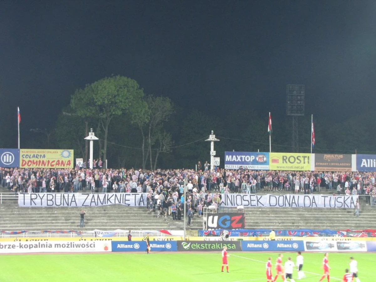 "Trybuna zamknięta na wniosek Donalda Tuska" i kilkutysięczny tłum krzyczący: piłka nożna dla kibiców. Tak wyglądał wczoraj stadion przy ulicy Roosvelta w Zabrzu podczas meczu Górnik-Legia Warszawa. Kibice gospodarzy na znak protestu opuścili odkrytą trybunę i ustawili się na koronie stadionu.