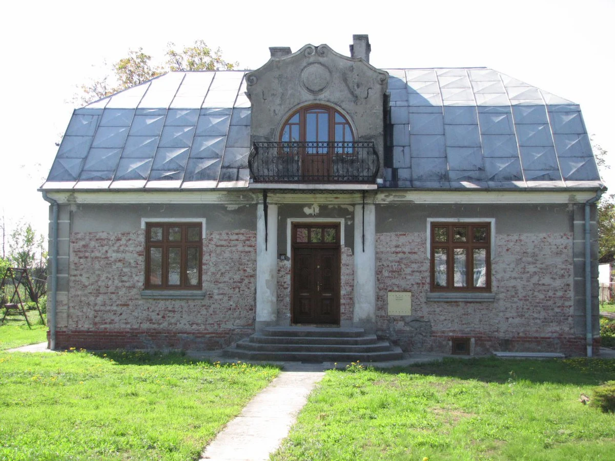 Jutro premier Donald Tusk przekona się, jak wyglądają tereny zalane przez ubiegłoroczną powódź. W Sandomierzu 115 osób do dziś nie ma własnego dachu nad głową. Większość z nich mieszka w internacie. Reporter RMF FM Maciej Grzyb na własne oczy przekonał się, że w prawobrzeżnej części Sandomierza nadal widać zniszczenia.