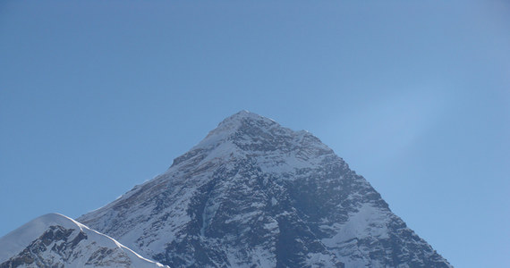Nepalski Szerpa Apa po raz 21. stanął na szczycie Mount Everestu - najwyższej góry Ziemi. Pobił tym samym swój własny rekord. Apa wszedł na szczyt jako przewodnik dla wyprawy, która ma w planach sprzątanie rejonu Everestu.