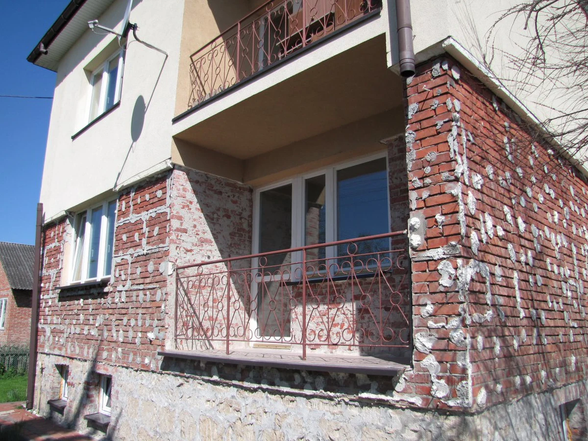 Firma Pilkington, która w Sandomierzu miała produkować szyby do samochodów, zrezygnowała z inwestycji. Wybuduje zakład z dala od Wisły, która zagraża dawnym terenom Huty Szkła. Pracownicy rok temu stoczyli heroiczną walkę z żywiołem - uratowali fabrykę zagrożoną zalaniem. Przepadła jednak szansa na 500 nowych miejsc pracy.