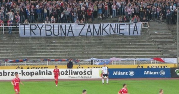 Siedem klubów - Polonia Bytom, Górnik Zabrze, Śląsk Wrocław, Lechia Gdańsk, Jagiellonia Białystok, Polonia Warszawa i Ruch Chorzów - nie otrzymało licencji na grę w piłkarskiej ekstraklasie w sezonie 2011/2012 - poinformował przewodniczący Komisji ds. Licencji PZPN Hilary Nowak.