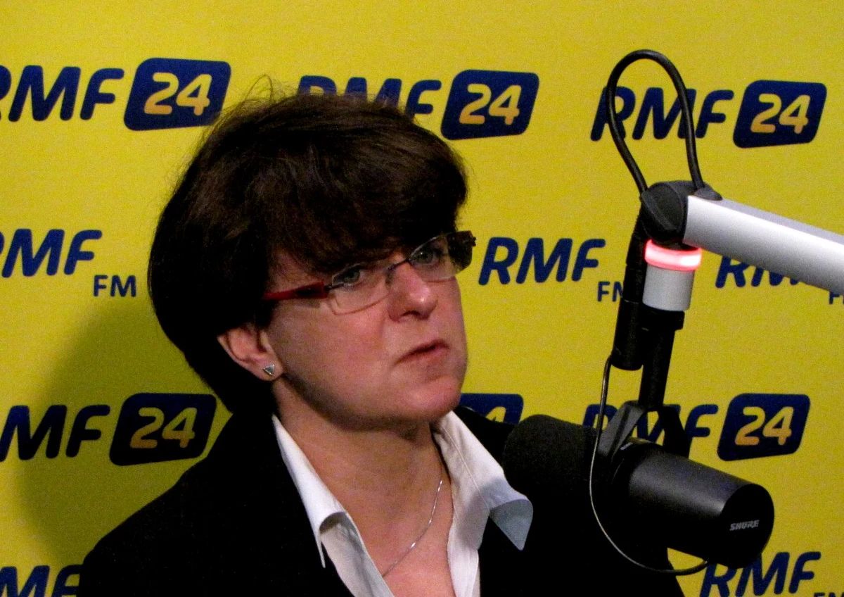 "Jestem realistą, nie romantykiem, wiem, że pierwsza połowa meczu jest dla PJN nieudana" - przyznaje w Kontrwywiadzie RMF FM przewodnicząca PJN Joanna Kluzik-Rostkowska. " Jestem odpowiedzialnym politykiem, rozważam rozwiązania B, C lub D, ale zawsze gra się do 90 minut i PJN nie zejdzie z boiska przed drugą połową" - dodaje. "Nie prowadziłam żadnych rozmów z PO. Od wielu lat pytają mnie, ale w ostatnich dniach nie dostałam żadnej oferty transferu" - mówi.
