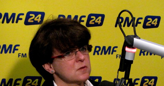 "Jestem realistą, nie romantykiem, wiem, że pierwsza połowa meczu jest dla PJN nieudana" - przyznaje w Kontrwywiadzie RMF FM przewodnicząca PJN Joanna Kluzik-Rostkowska. " Jestem odpowiedzialnym politykiem, rozważam rozwiązania B, C lub D, ale zawsze gra się do 90 minut i PJN nie zejdzie z boiska przed drugą połową" - dodaje. "Nie prowadziłam żadnych rozmów z PO. Od wielu lat pytają mnie, ale w ostatnich dniach nie dostałam żadnej oferty transferu" - mówi.
