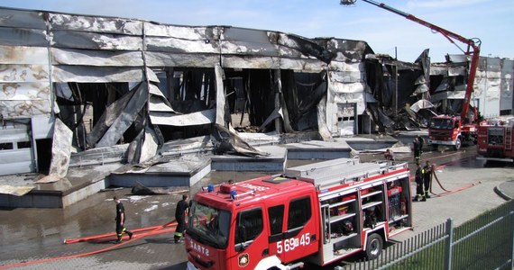 Policjanci i prokuratorzy wstrzymują się z oględzinami spalonej hali w Wólce Kosowskiej. Czekają, aż strażacy zakończą dogaszanie pożaru na terenie potężnego magazynu. Przedwczoraj płomienie strawiły podwarszawski kompleks o powierzchni 10 tys. metrów kwadratowych.