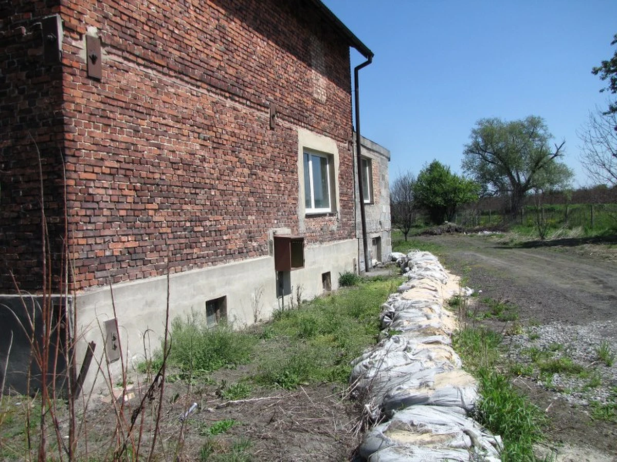 Rok po powodzi mieszkańcy Bierunia składają pozew zbiorowy przeciwko Skarbowi Państwa -  dowiedział się reporter RMF FM Piotr Glinkowski. Zarzucają państwu zaniedbania, które doprowadziły do tak dużych zniszczeń.