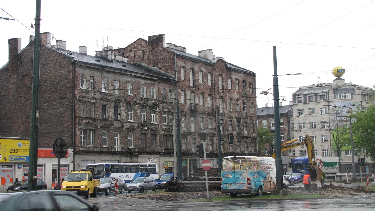 Nie ma pieniędzy, nie ma czasu i zabrakło lepszego pomysłu, dlatego w Warszawie rozpoczęło się prowizoryczne upiększanie miasta przed Euro 2012. Wielkopowierzchniowe reklamy i płachty materiału zasłonią część zniszczonych kamienic, a nawet jeden z mostów - most kolejowy.