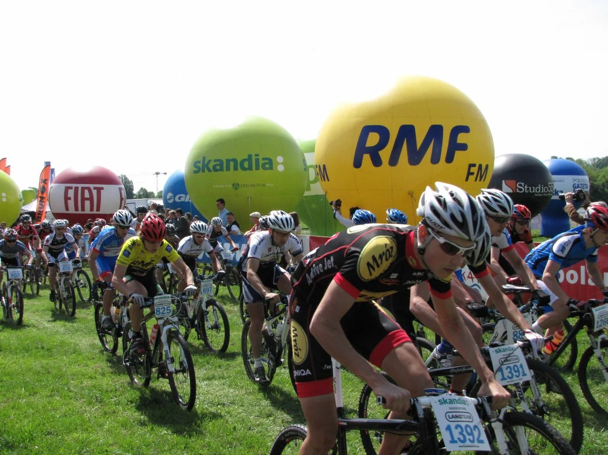 Sukces kolarzy z grupy RMF Adrenaline Mountain Dew Team MTB. Podczas drugiej edycji Skandia Maraton Lang Team Mariusz Kozak był drugi, a Adrian Rzeszutko i Justyna Kowalczyk na piątym miejscu ukończyli rywalizację na dystansie sześćdziesięciu sześciu kilometrów. Zawody po raz pierwszy odbyły się w Krakowie. Na starcie stanęło tysiąc zawodników.