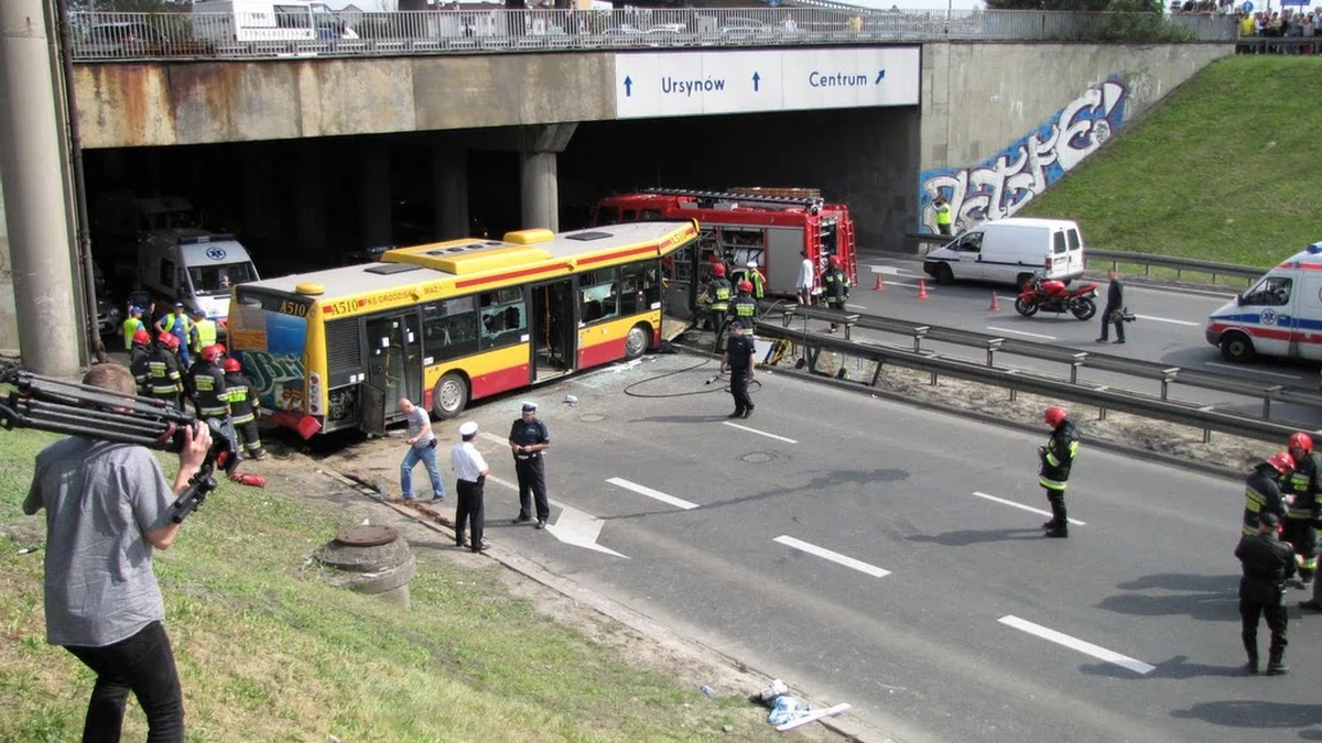 38 osób zostało poszkodowanych w wypadku autobusu miejskiego w Warszawie. Autobus linii 739 jadąc ulicą Puławską przeciął barierkę, zjechał ze skarpy, przeciął kolejną barierkę i zsunął się na ulicę Rzymowskiego. Najciężej ranni zostali już przewiezieni do kilku warszawskich szpitali.