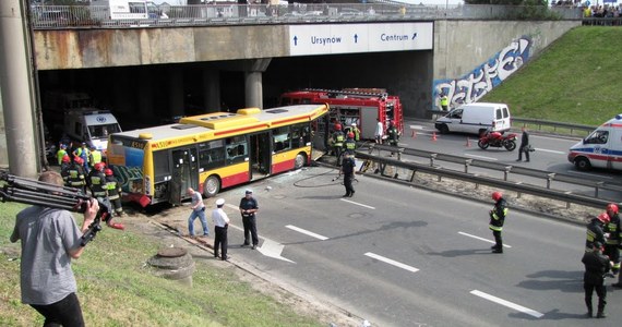 38 osób zostało poszkodowanych w wypadku autobusu miejskiego w Warszawie. Autobus linii 739 jadąc ulicą Puławską przeciął barierkę, zjechał ze skarpy, przeciął kolejną barierkę i zsunął się na ulicę Rzymowskiego. Najciężej ranni zostali już przewiezieni do kilku warszawskich szpitali.