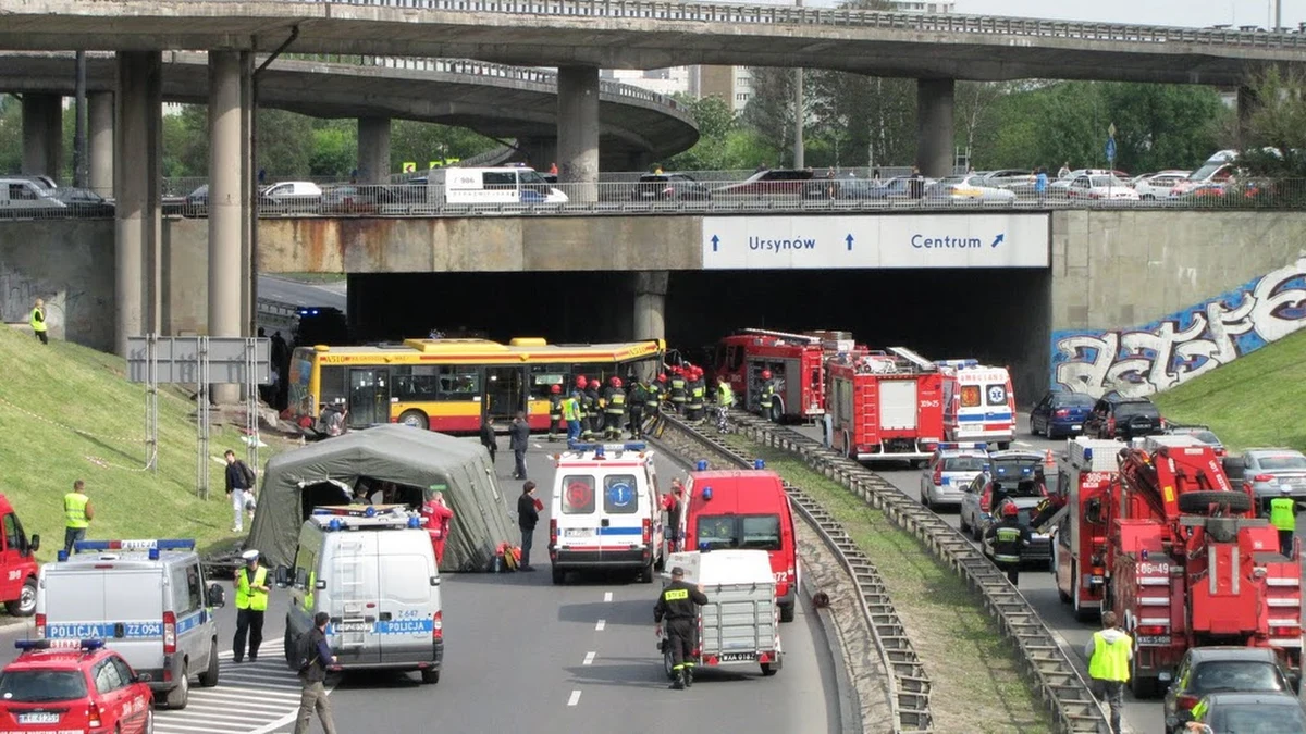 32 osoby, w tym ośmioro dzieci, trafiło do szpitali po wczorajszym wypadku autobusu linii 739. Najciężej ranny jest kierowca. Lekarze zapewniają jednak, że jego życiu nie zagraża niebezpieczeństwo. Pojazd zjechał nasypem z wiaduktu na warszawskim Mokotowie.
