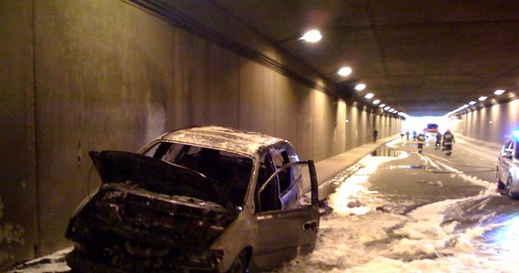 Przez półtorej godziny zablokowany był ruch w tunelu pod Wisłostradą. Kierowcy w stolicy nie mogli przejechać w  obu kierunkach, bo w tunelu w stronę Bielan i Żoliborza zapalił się samochód osobowy. Nikomu nic się nie stało.