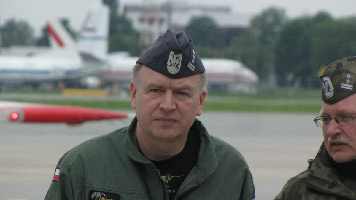 "Albo pułk wypełnia zadania na najwyższym poziomie, albo nie powinno być go wcale" - tak pułkownik  Mirosław Jemielniak , szef 36. specpułku transportującego najważniejsze osoby w państwie, odpowiedział na pytanie o nowe samoloty do przewożenia VIP-ów. A szef MON Bogdan Klich przyznaje, że rząd nie podjął jeszcze żadnej decyzji w sprawie kupna rządowej floty.