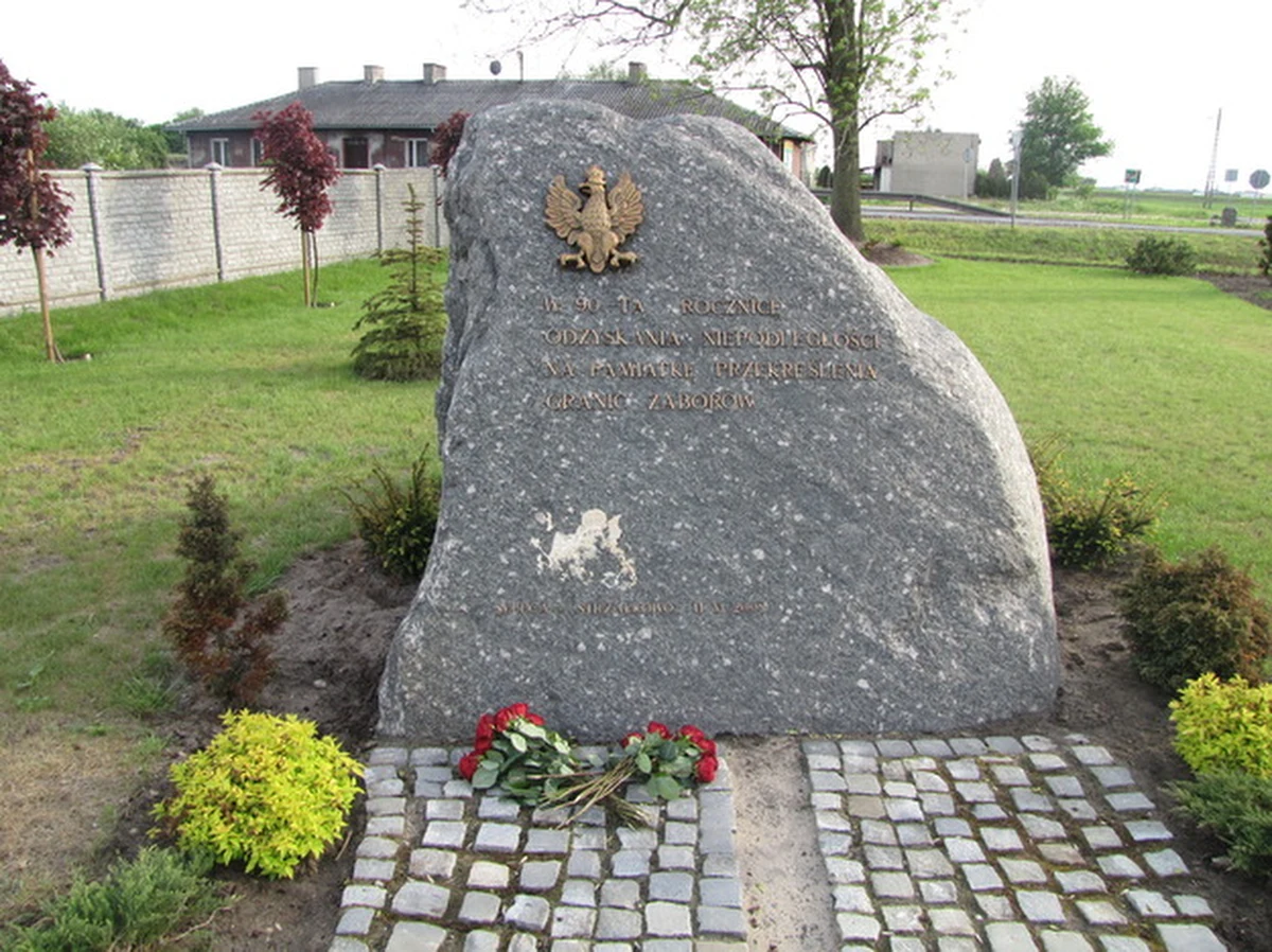 Dziennikarze pierwszego programu prywatnej telewizji rosyjskiej odwiedzili cmentarz jeniecki w Strzałkowie. W niedzielę na obelisku upamiętniającym 90. rocznicę odzyskania niepodległości ktoś umieścił tablicę w języku rosyjskim, głoszącą, że "tutaj spoczywa 8000 radzieckich czerwonoarmistów, brutalnie zamęczonych w polskich obozach śmierci w latach 1919-1921".